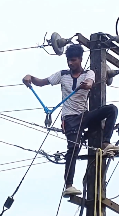 காதலி போன் எடுக்காததால் மின்சாரம் துண்டிக்கப்பட்டதாக வெளியான வீடியோ… உண்மையென்ன…