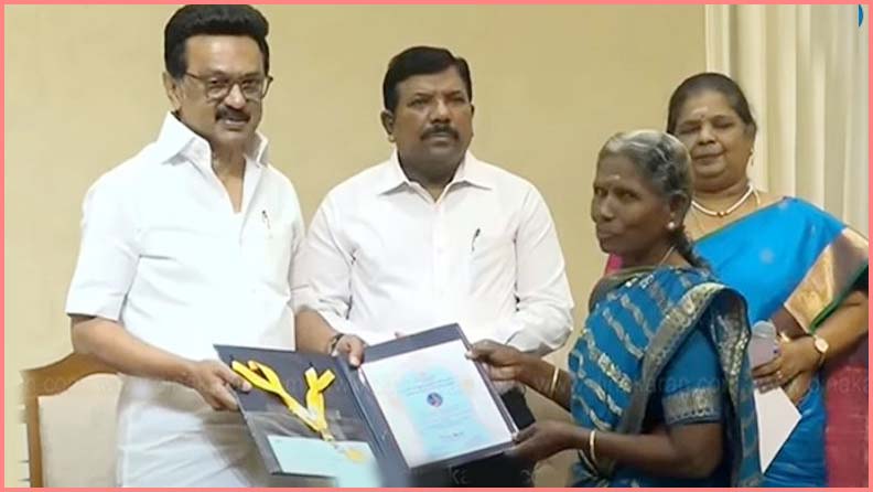 7 சிறந்த கைவினை கலைஞர்களுக்கு “வாழும் கைவினைப் பொக்கிஷம்” விருது வழங்கினார் முதல்வர் ஸ்டாலின்.-.