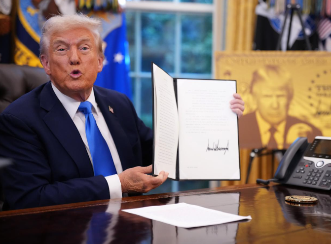 டிரம்பின் புதிய H-1B கட்டண விதி: ஊழியர்களுக்கு எச்சரிக்கை மணியடித்த தொழில்நுட்ப நிறுவனங்கள்