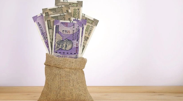 இந்திய ரூபாய் தங்கத்தின் விலையை வைத்துப் பார்க்கும்போது வெறும் காகிதமாக மாறி வருகிறது ?