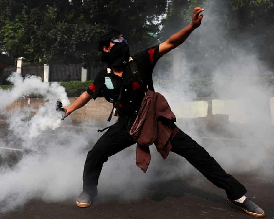 இந்தோனேசியாவில் அரசுக்கு எதிரான போராட்டம் கலவரமாக மாறியதால் நாடாளுமன்ற உறுப்பினர்களின் சலுகைகள் ரத்து…