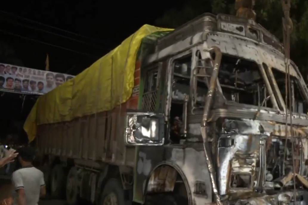 இந்தூர் விபத்து: குடிபோதையில் இருந்த ஓட்டுநர் லாரியை கூட்டத்தினர் மீது மோதியதில் 3 பேர் பலி