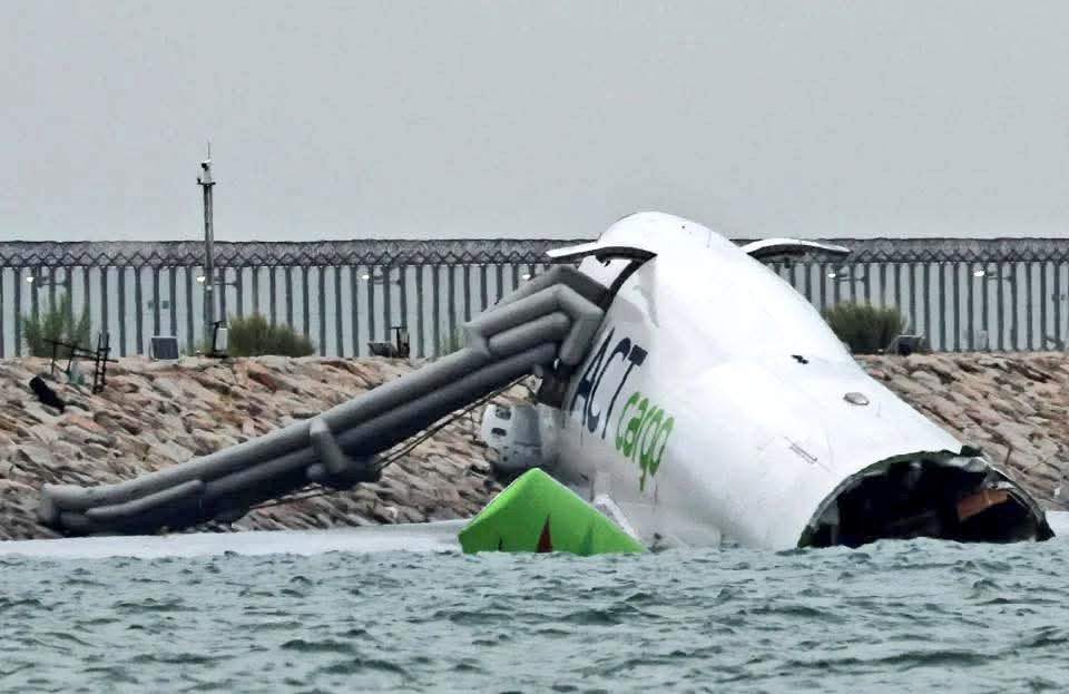 ஹாங்காங் விமான நிலையத்தில் எமிரேட்ஸ் ஸ்கைகார்கோ சரக்கு விமானம் விபத்து – 2 விமான நிலைய ஊழியர்கள் உயிரிழப்பு!