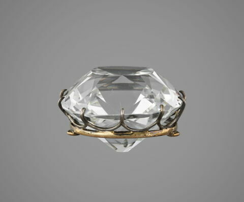 லூவ்ரே அருங்காட்சியகத்தில் சீண்டப்படாமல் கிடந்த இந்திய வைரம் சபிக்கப்பட்டதா ? பின்னணி என்ன ?