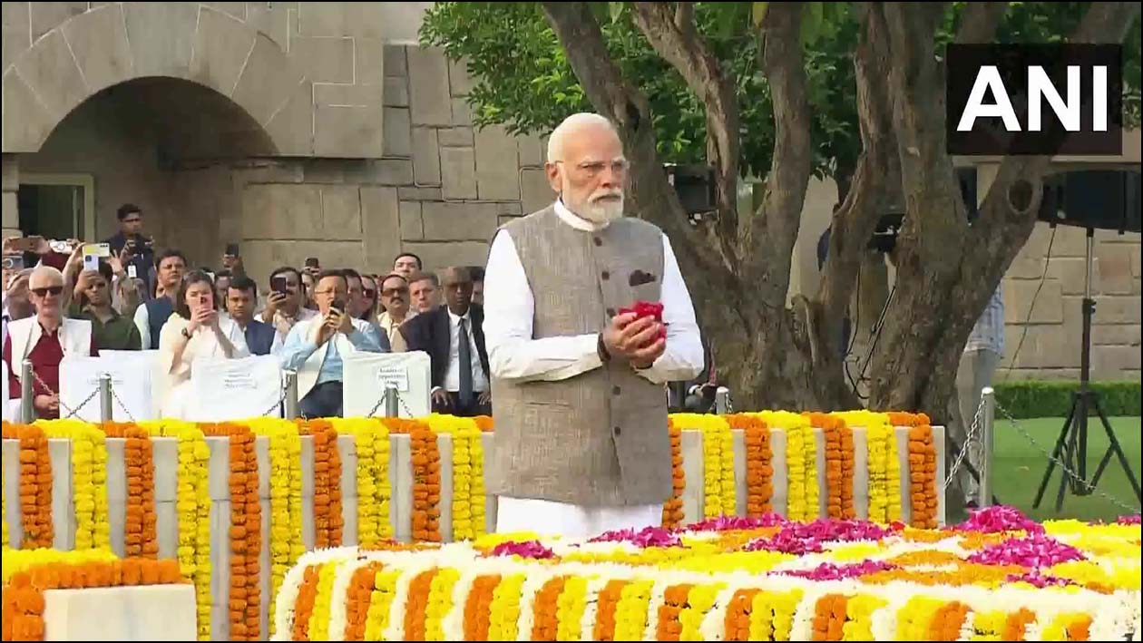 காந்தி பிறந்தநாள்: மகாத்மா காந்தி நினைவிடத்தில் குடியரசு தலைவர் முர்மு, பிரதமர் மோடி மரியாதை!