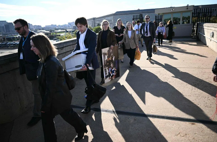 அமெரிக்க ஊடகங்கள் மீதான பென்டகனின் அடக்குமுறைக்கு பத்திரிகையாளர்கள் எதிர்ப்பு