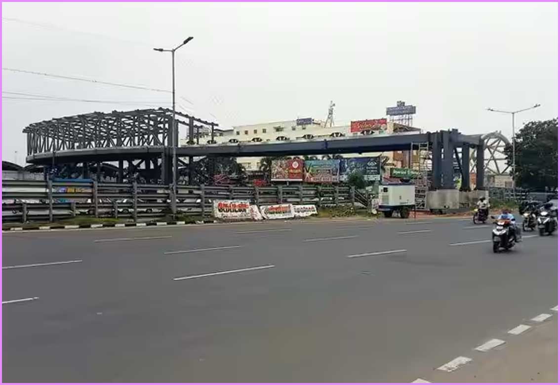 விறு விறுப்பாக நடைபெற்று வரும் கிளாம்பாக்கம் ரயில் நிலையம்-பேருந்து முனையம் இணைக்கும் நடை மேம்பாலம்….