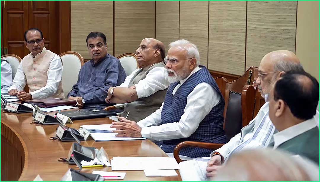 டெல்லி கார் குண்டுவெடிப்பு: பிரதமர் மோடி தலைமையில் நடைபெற்ற மத்திய அமைச்சரவை கூட்டத்தில் முக்கிய தீர்மானங்கள் நிறைவேற்றம்!