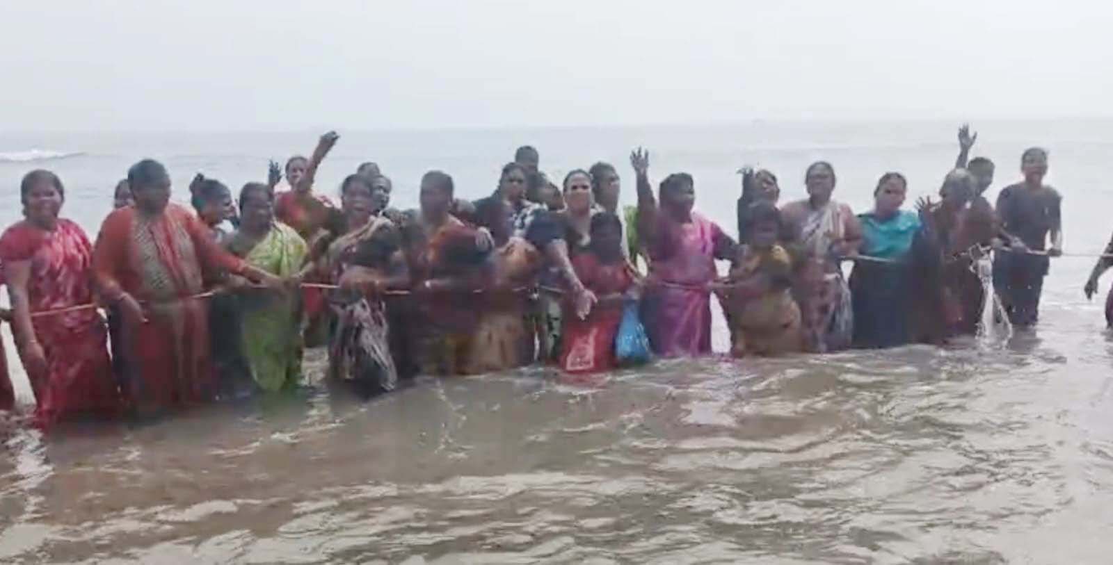 கடலில் இறங்கி போராட்டத்தில் ஈடுபட்ட தூய்மைப் பணியாளர்கள்! சென்னையில் பரபரப்பு…