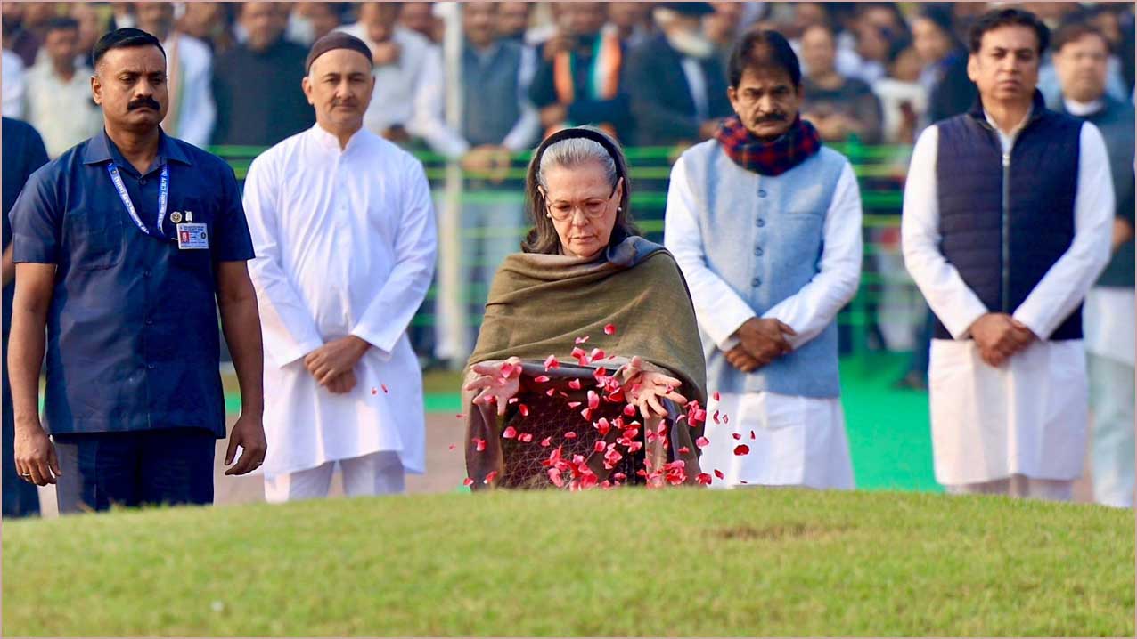 நேரு பிறந்தநாள்: டெல்லி நினைவிடத்தில் சோனியா காந்தி, கார்கே  மலர்தூவி மரியாதை