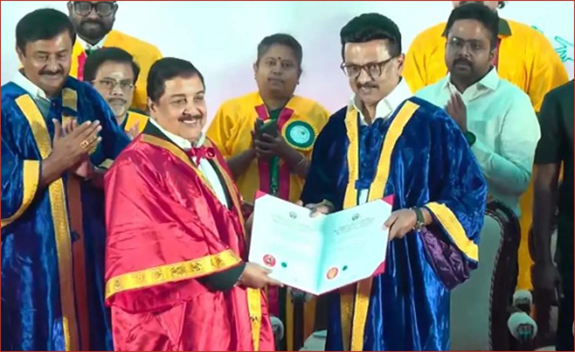 ஜெ ஜெயலலிதா இசை பல்கலைக்கழகத்தின் மூலம் நடிகர் சிவகுமார்  மற்றும் 1846 மாணவர்களுக்கு பட்டம் வழங்கினார் முதல்வர் ஸ்டாலின்…