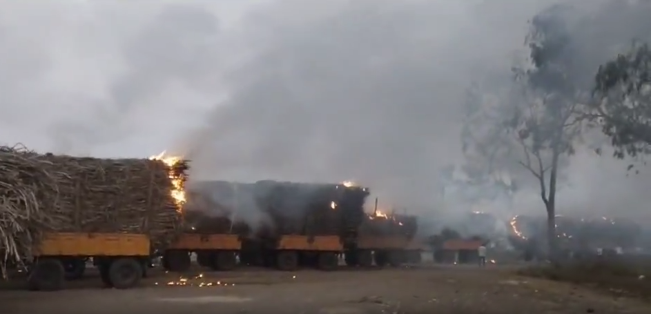 பாகல்கோட் மாவட்டத்தில் விவசாயிகள் நடத்திய போராட்டத்தில் கரும்பு லாரிகளுக்கு தீ வைப்பு… இழப்பீடு வழங்க விவசாய சங்கம் வலியுறுத்தல்…