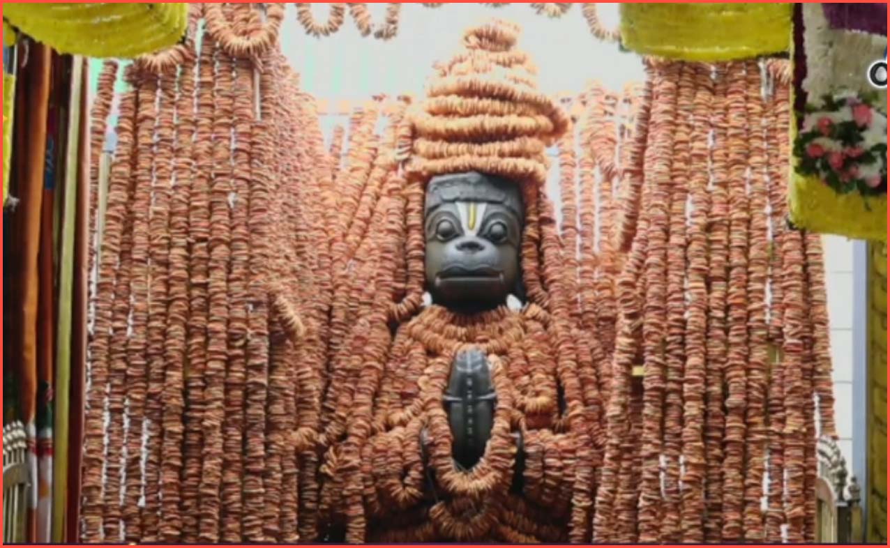 இன்று அனுமன் ஜெயந்தி: 1,00,008 வடைமாலை அலங்காரம் அருள்பாலிக்கிறார் நாமக்கல் ஆஞ்சநேயர்…