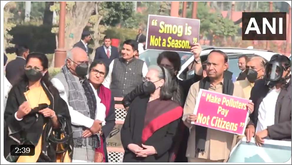 டெல்லியில் அதிகரிக்கும் காற்று மாசு: நாடாளுமன்றத்தில் முகக்கவசம் அணிந்து எதிர்க்கட்சி எம்பிக்கள் ஆர்ப்பாட்டம்
