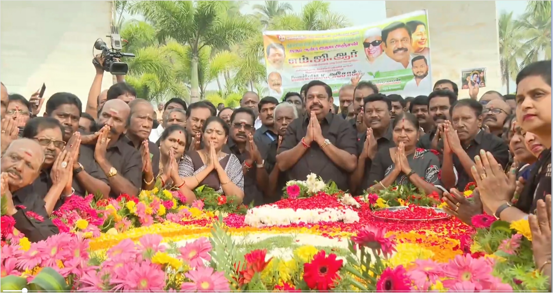 எம்ஜிஆரின்  38 ஆம் ஆண்டு நினைவு நாள்: நினைவிடத்தில் எடப்பாடி பழனிச்சாமி மரியாதை