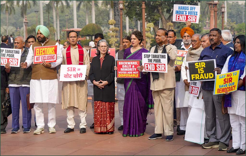 எஸ்ஐஆ-ருக்கு எதிர்ப்பு தெரிவித்து நாடாளுமன்ற வளாகத்தில் எதிர்க்கட்சி எம்.பி.க்கள் ஆர்ப்பாட்டம்