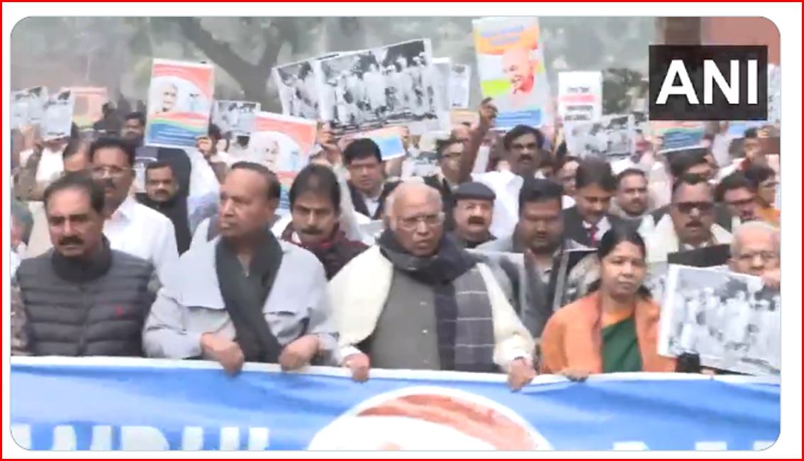 100நாள் வேலை திட்டத்தின் பெயர் மாற்றம்: நாடாளுமன்ற வளாகத்தில் எதிர்க்கட்சி எம்பிக்கள் பேரணி! வீடியோ