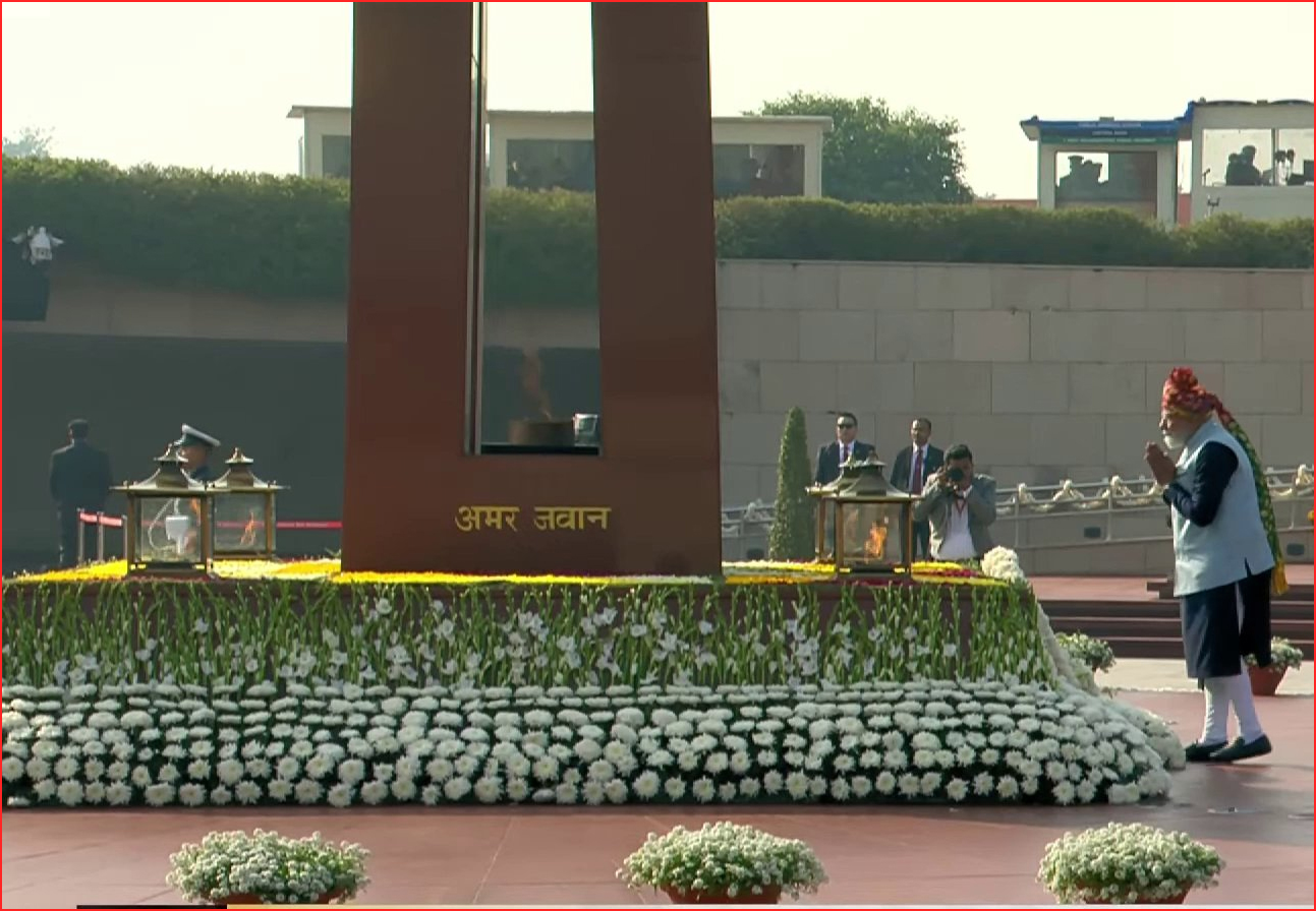 குடியரசு தினத்தையொட்டி, தேசிய போா் நினைவிடத்தில் பிரதமர் மோடி மரியாதை