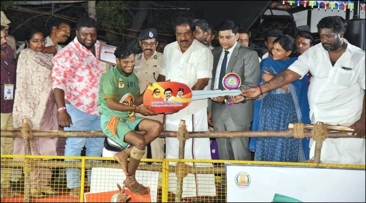 அவனியாபுரம் ஜல்லிக்கட்டு: முதல் பரிசை வென்ற வீரருக்கு கார் பரிசு வழங்கினார் அமைச்சர் மூர்த்தி