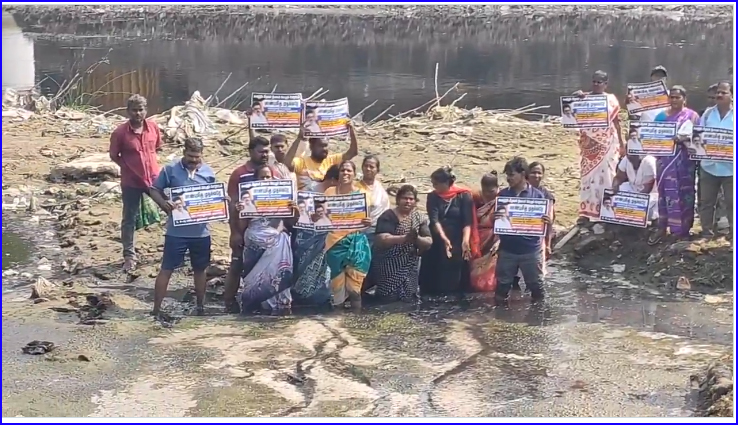 சென்னை கூவம் ஆற்றின் உள்ளே இறங்கி தூய்மை பணியாளர்கள் போராட்டம் – பரபரப்பு
