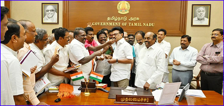 தமிழ்நாடு உறுதியளிக்கப்பட்ட ஓய்வூதியத் திட்டம் : முதலமைச்சருக்கு அரசு ஊழியர்கள் & ஆசிரியர்கள் நன்றி  – போராட்டம் வாபஸ்