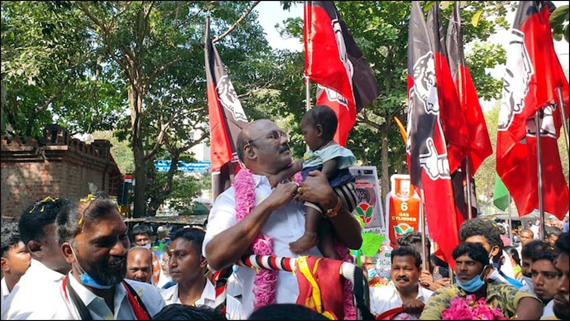 என்னை கை விட்டுட்டீங்களே.. ! அதிமுக முன்னாள் அமைச்சர் தொண்டர்கள் மத்தியில்  புலம்பல்…