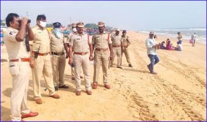 ஆட்சி அமைக்க அழைக்காத ஆளுநருக்கு எதிராக போராட்டம்?  மெரினாவில் போலீஸ் குவிப்பு….