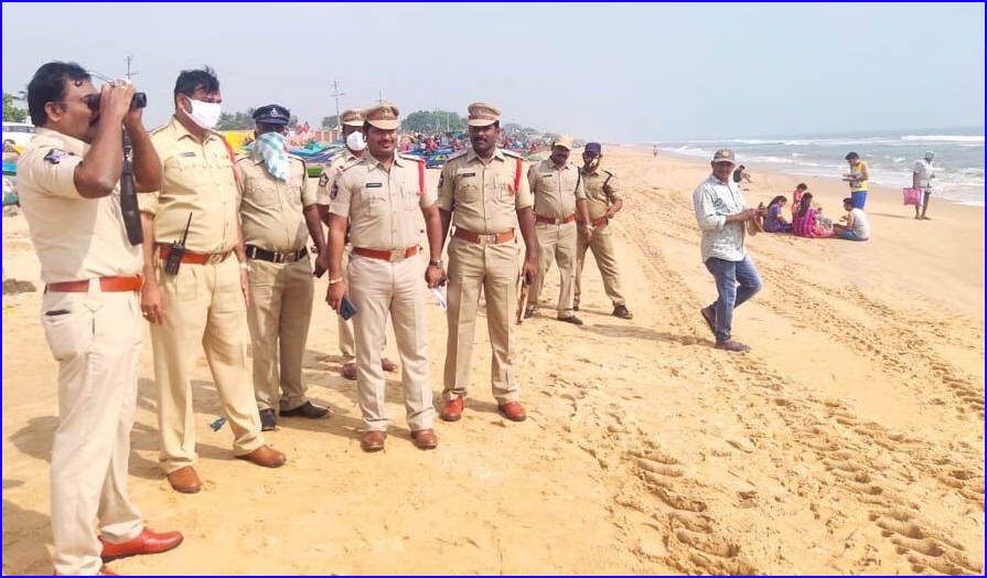 ஆட்சி அமைக்க அழைக்காத ஆளுநருக்கு எதிராக போராட்டம்?  மெரினாவில் போலீஸ் குவிப்பு….
