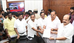 புகார் நடவடிக்கை  நிலுவையில் உள்ள எம்.எல்.ஏக்களின் ராஜினாமா கடிதத்தை ஏற்க கூடாது! சபாநாயகருக்கு இ.பி.எஸ் தரப்பு கடிதம்
