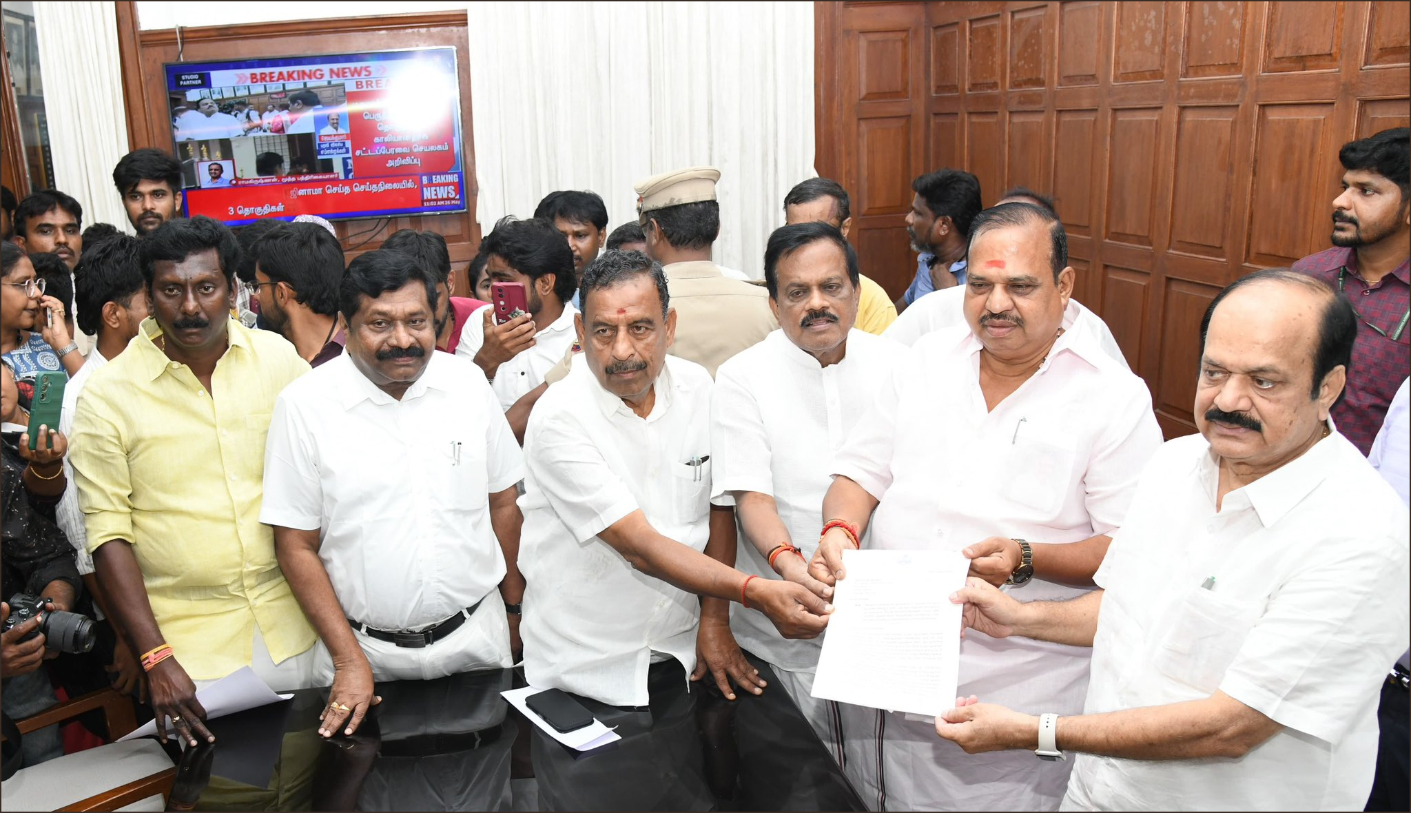 புகார் நடவடிக்கை  நிலுவையில் உள்ள எம்.எல்.ஏக்களின் ராஜினாமா கடிதத்தை ஏற்க கூடாது! சபாநாயகருக்கு இ.பி.எஸ் தரப்பு கடிதம்