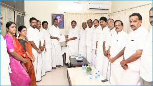 பிரிந்த அதிமுக இணைந்தது –  சபாநாயகரை சந்தித்து மனுக்களை வாபஸ் பெற்றனர்….