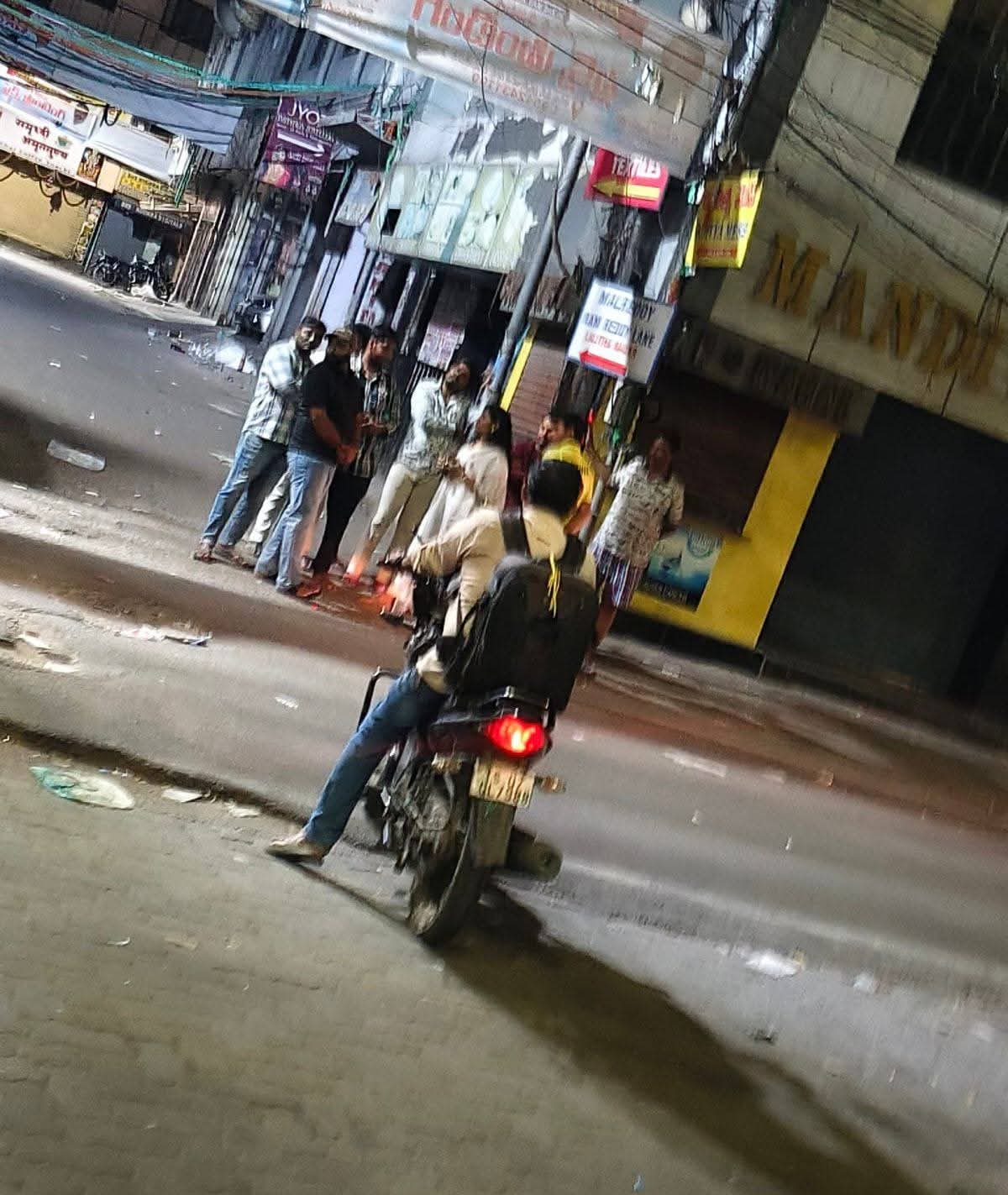 இரவில் தனியாக சென்ற பெண் ஐபிஎஸ் அதிகாரிக்கு தொந்தரவு: 40 பேருக்கு போலீஸ் வலை