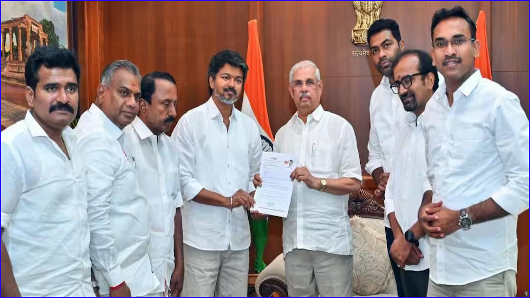ஆளுநரிடம் ஆட்சி அமைக்க உரிமை கோரினார் த.வெ.க. தலைவர் விஜய் – பதவி ஏற்பு எப்போது..?