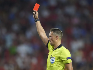 “Red Card” முதல் “Trump Card” வரை… கால்பந்து போட்டிகளில் பின்பற்றப்படும் கார்டுகளும் அவற்றின் வரலாறும் விதிமுறைகளும்…