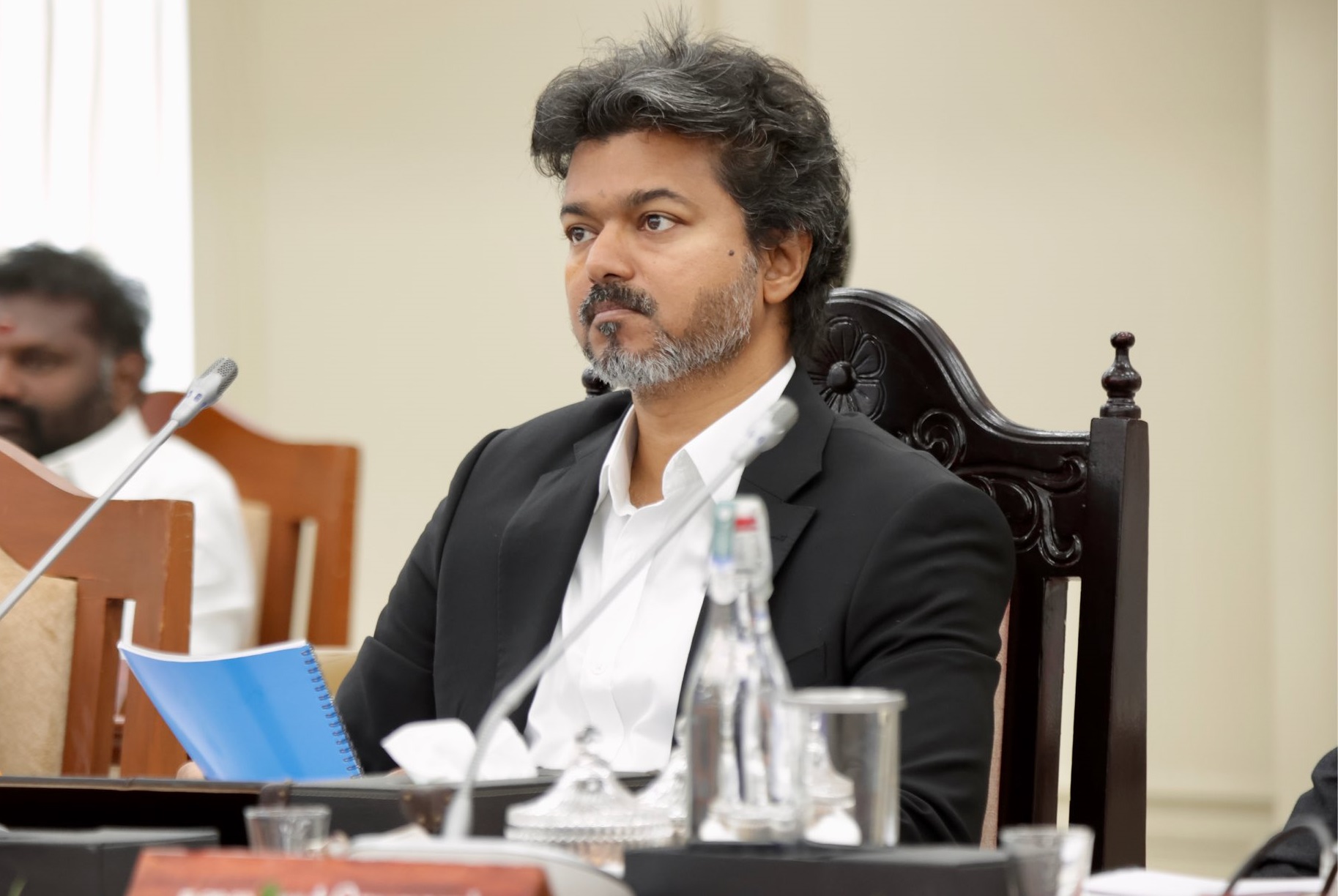 அமைச்சரவைக் கூட்டங்களில் வெளிமாநிலத்தைச் சேர்ந்த இருவர் பங்கேற்பு ? டிஜிபியிடம் திமுக புகார்